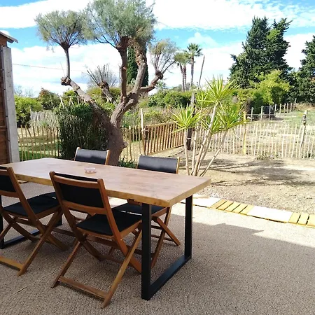 Avec Jardinet Dans Mas équestre *